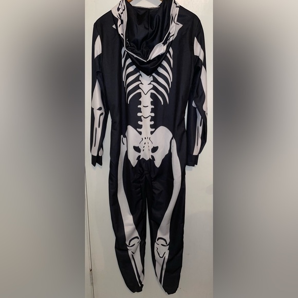 Women’s Medium Skeleton Onsie has 2 pocket, a zip up hood which is the Head. - Picture 6 of 12
